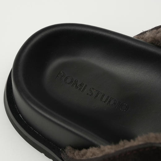 ROMI STUDIO“复古百搭”牛反绒＋羊毛卷厚底勃肯包头半拖鞋23AWS050 商品图3