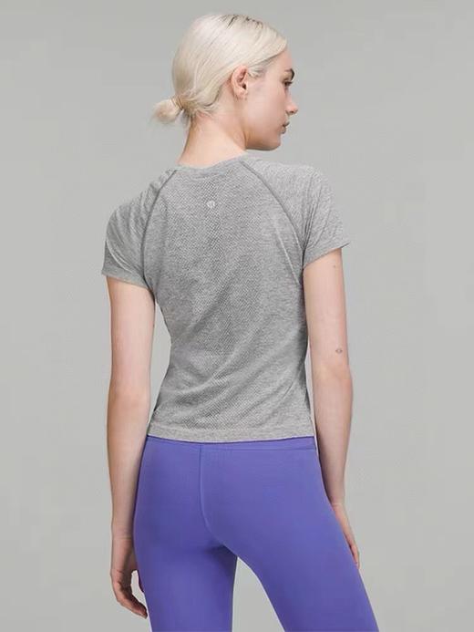 点此购买 lululemon女子健身速干短袖T恤 LL 292840 商品图6