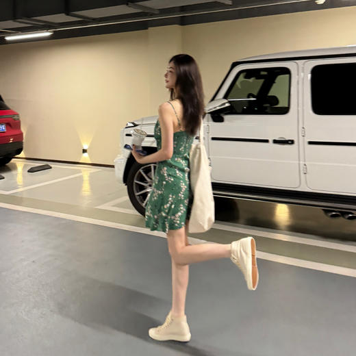 ROMI STUDIO “轻盈时刻” 丝感垂顺小碎花打揽吊带连衣裙 421L6064 商品图3