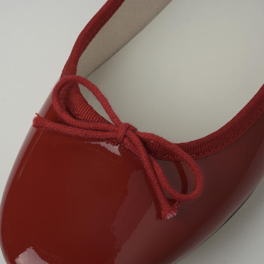 ROMI STUDIO”法式剧场“牛漆皮拼羊皮浅口软底低跟芭蕾鞋 24SSS060 商品图2