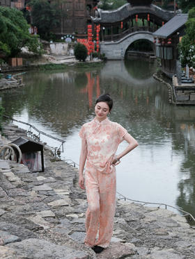 盛唐婧 |玫瑰粉国风丝绒直筒裤