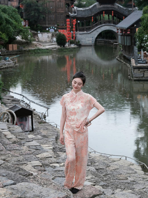 盛唐婧 |玫瑰粉国风丝绒直筒裤 商品图0