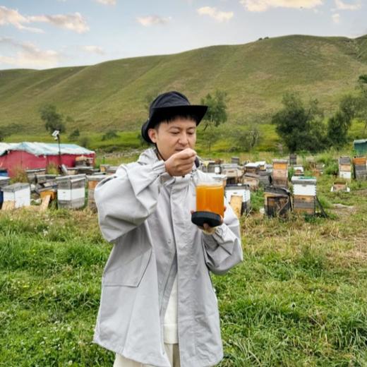 【斌哥优选】新疆黑蜂高寒山花蜜。质地浓稠、不易结晶；琥珀色蜜液，丝滑口感，具有清淡幽香的山花香味，芳香适口 商品图1