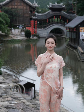 盛唐婧 |玫瑰粉国风丝绒上衣