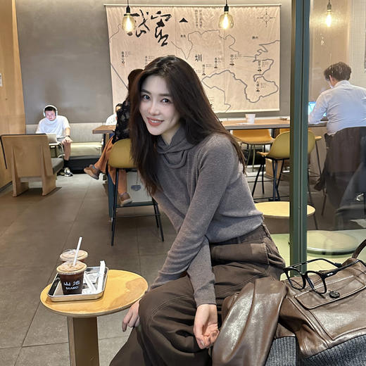 ROMI STUDIO“率性过冬”100%绵羊毛灰咖色针织打底＋拉法帽23AWM330 商品图1