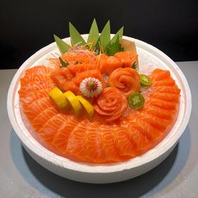 正宗三文鱼🍣鲜美至极！细腻柔软的肉质，轻轻一抿就在嘴里化开，像奶油一样丝滑～