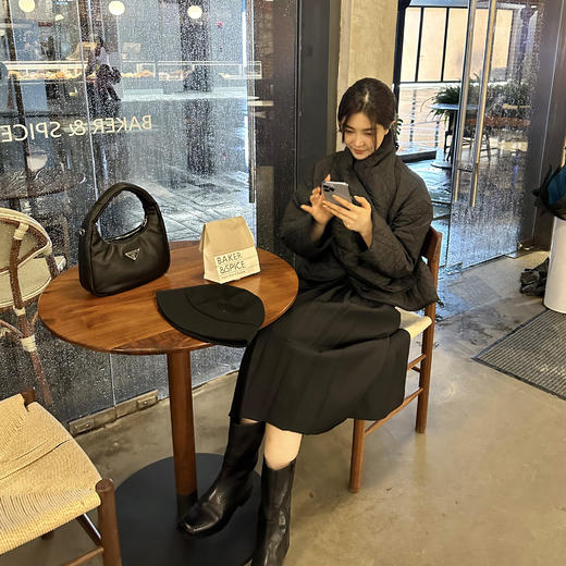 ROMI STUDIO“经典重现”黑色菱格围巾可拆卸短款黑色棉服23AWW256 商品图4