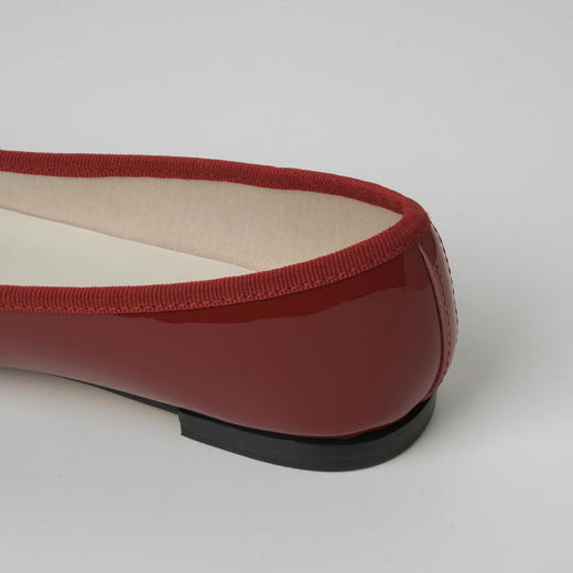 ROMI STUDIO”法式剧场“牛漆皮拼羊皮浅口软底低跟芭蕾鞋 24SSS060 商品图4