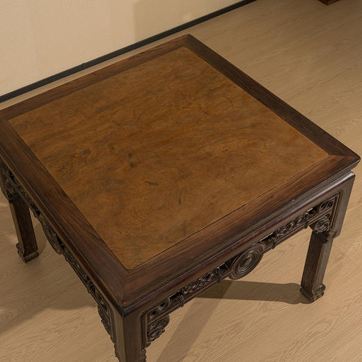 清中期 红木镶楠木面拱璧纹八仙桌 商品图1