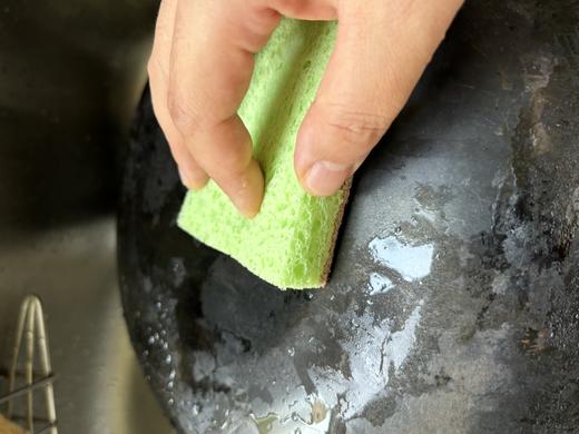 洗碗海绵2块装 100%植物纤维素海绵面+天然剑麻 洗碗不伤器皿 强力去油污；适合清洁锅具(如铁锅、不锈钢锅)、烤盘等表面较粗糙、油污较厚重的厨具； 商品图2