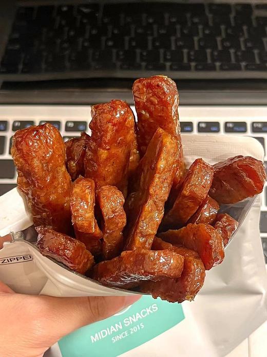 优选丨【米惦炭烤鸡肉条】简直是发现新大陆！ ✅健康鸡肉｜天然鱼露锁鲜 ✅健康鸡肉｜天然鱼露锁鲜 ✅传统炭烤工艺，焦香扑鼻！ ✅香辣孜然口味，有嚼劲！ 商品图0