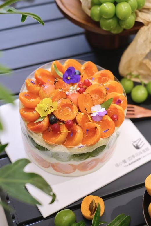 【青与杏】今年夏日不可错过的热带风味糕，杏子的甘甜、青提的清爽、斑斓自带的独特风味，冗杂在一只糕中，带来了全新感受。 商品图4