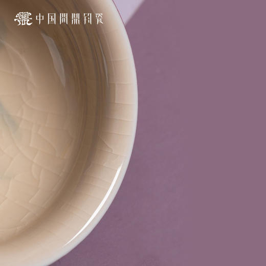 问鼎钧瓷鹅黄青花闲意杯（松山亭阁） 商品图4