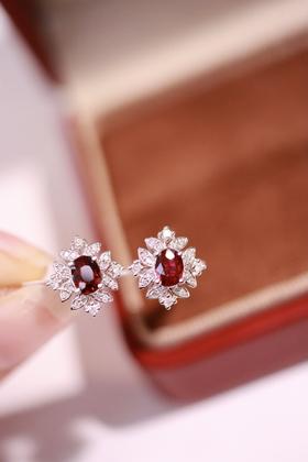 0.63ct 红宝石耳钉
