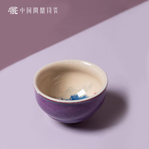 问鼎钧瓷鹅黄青花闲意杯（松山亭阁） 商品图0