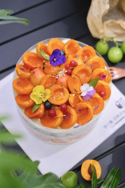 【青与杏】今年夏日不可错过的热带风味糕，杏子的甘甜、青提的清爽、斑斓自带的独特风味，冗杂在一只糕中，带来了全新感受。 商品图3