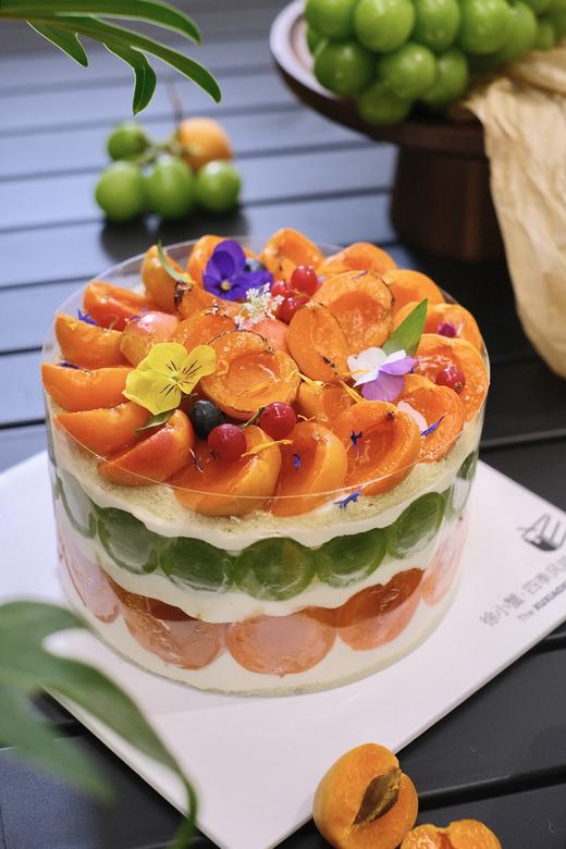 【青与杏】今年夏日不可错过的热带风味糕，杏子的甘甜、青提的清爽、斑斓自带的独特风味，冗杂在一只糕中，带来了全新感受。 商品图0