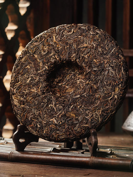 【掌柜私藏老班章】2015年头春勐海普洱茶生茶超大古树‘茶中劳斯莱斯’山头茶的顶峰 357克/饼茶 单饼铁盒装 5饼/提高端礼盒装 拍5发6拍20发25 商品图2