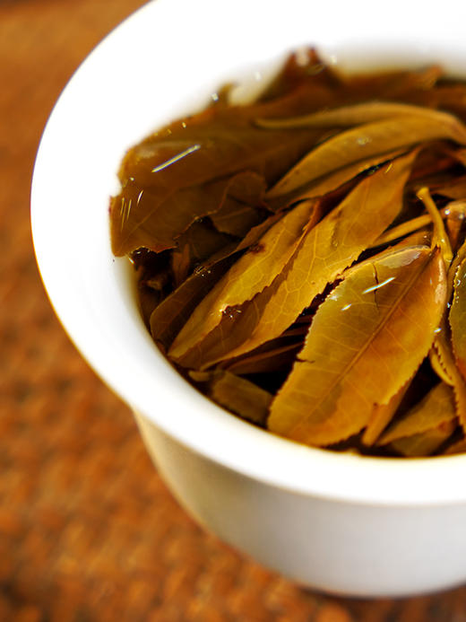 【掌柜私藏老班章】2015年头春勐海普洱茶生茶超大古树‘茶中劳斯莱斯’山头茶的顶峰 357克/饼茶 单饼铁盒装 5饼/提高端礼盒装 拍5发6拍20发25 商品图4