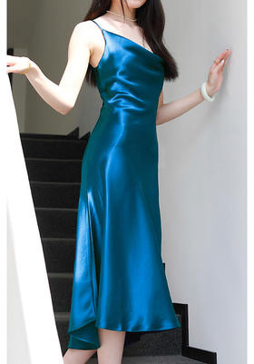 逸红颜明月优选 #流光溢彩孔雀蓝醋酸吊带裙,温温柔柔