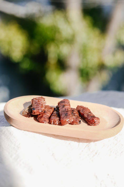 优选丨【米惦炭烤鸡肉条】简直是发现新大陆！ ✅健康鸡肉｜天然鱼露锁鲜 ✅健康鸡肉｜天然鱼露锁鲜 ✅传统炭烤工艺，焦香扑鼻！ ✅香辣孜然口味，有嚼劲！ 商品图6