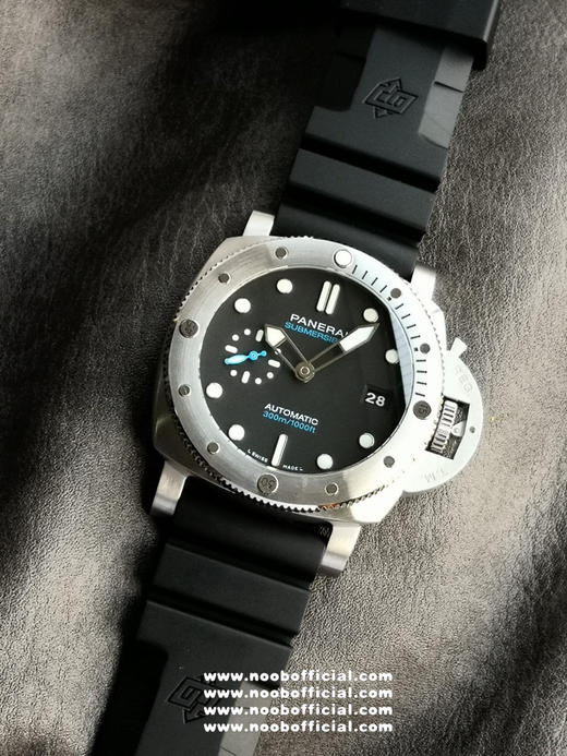 VS factory限量推荐：沛纳海潜行系列PAM01229腕表，精钢表壳搭配黑色橡胶表带，磨砂精钢单向旋转表圈附刻度标示，黑色表盘 商品图1