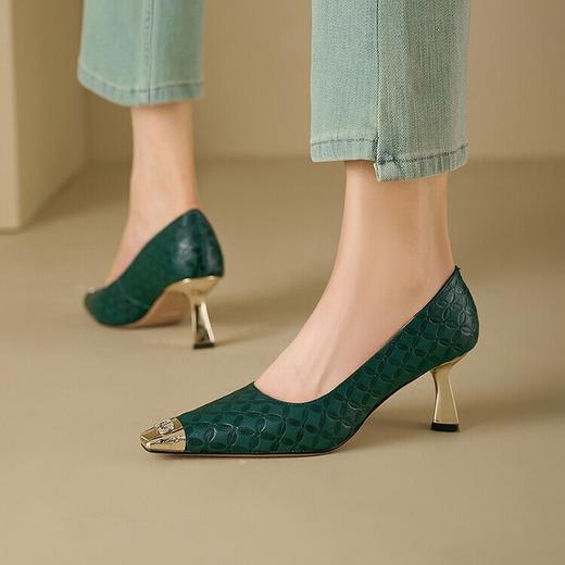 【预售5天】2024新款压花头层牛皮金属包头浅口方头细跟真皮单鞋QSNX&A738 商品图0