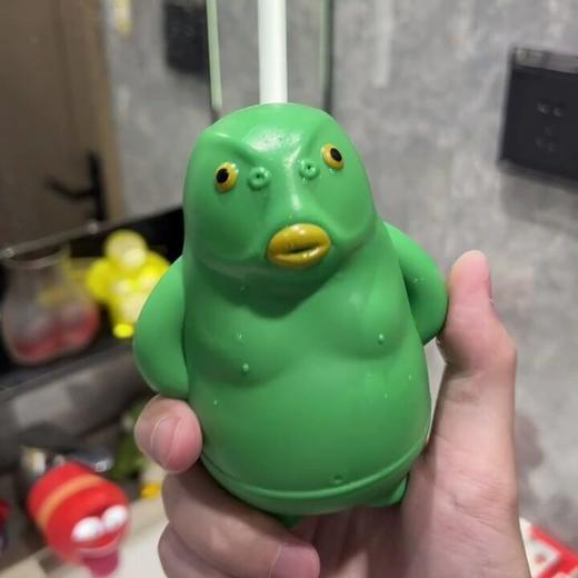 爆款丑萌绿头鱼水枪鼻涕攻击 创意整蛊解压滋水枪沙滩戏水鼻涕户外玩具 商品图6