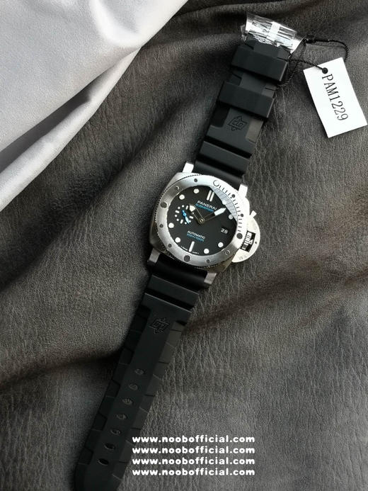 VS factory限量推荐：沛纳海潜行系列PAM01229腕表，精钢表壳搭配黑色橡胶表带，磨砂精钢单向旋转表圈附刻度标示，黑色表盘 商品图4