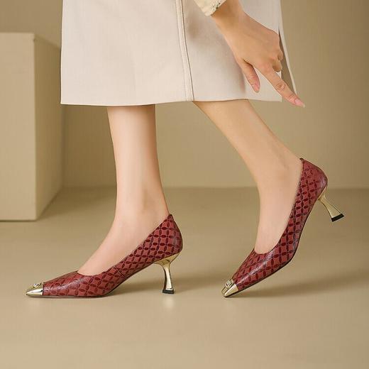 【预售5天】2024新款压花头层牛皮金属包头浅口方头细跟真皮单鞋QSNX&A738 商品图2