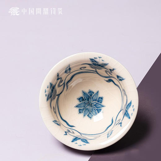 问鼎钧瓷鹅黄青花压手杯（缠枝宣草纹） 商品图2