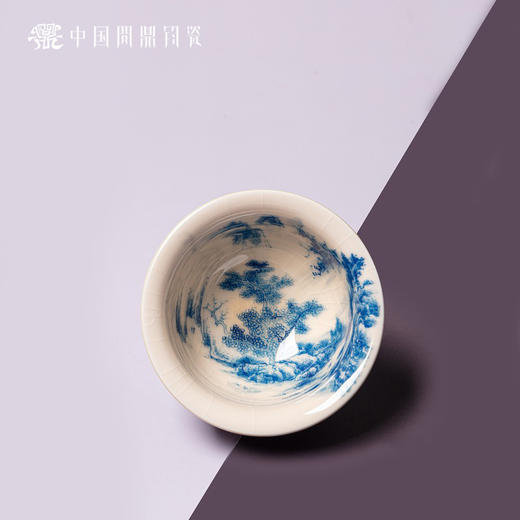 问鼎钧瓷鹅黄青花压手杯（松间泉流） 商品图1