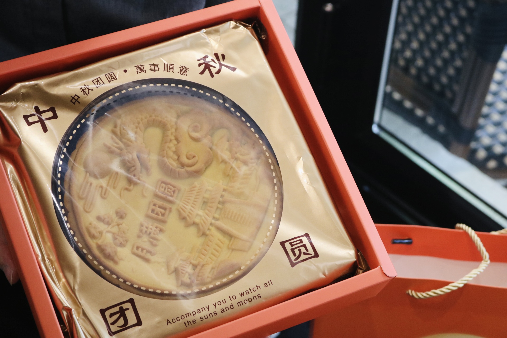 手工芋泥麻薯蛋黄、紫米麻薯蛋黄大月饼