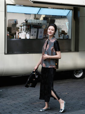 盛唐牡丹 |花蕾缎双龙团纹双面穿马甲