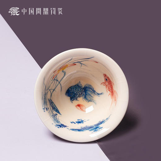 问鼎钧瓷鹅黄青花压手杯（双鱼戏莲） 商品图1