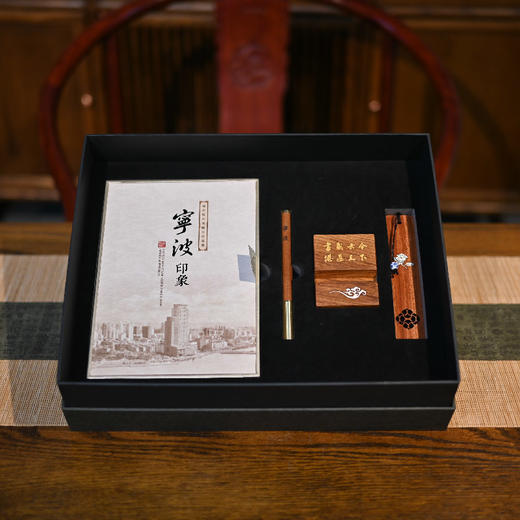 羽诗制造出品 四明风骨丝绸邮票珍藏册骨木镶嵌手机支架书签笔礼盒套装 商品图4