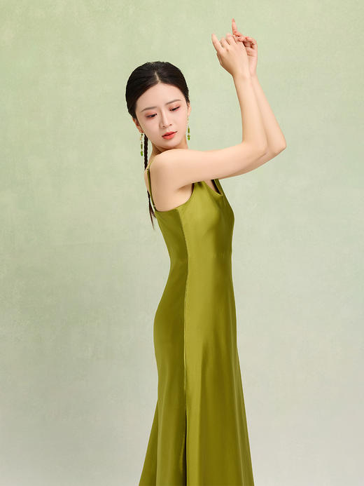 荷言GL 碧玉簪 进口醋酸缎绿色吊带长裙V领修身内搭斜裁宽松吊带 商品图3