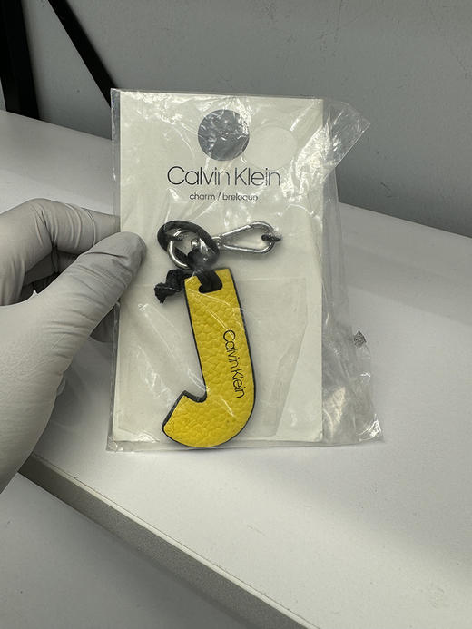 Calvin Klein/CK 多色字母标钥匙扣配饰背包挂件挂饰 商品图3