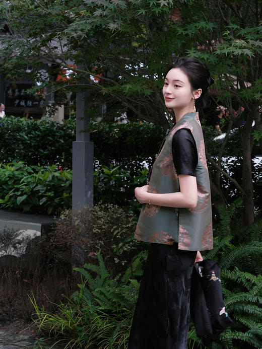 盛唐牡丹 |花蕾缎双龙团纹双面穿马甲 商品图1