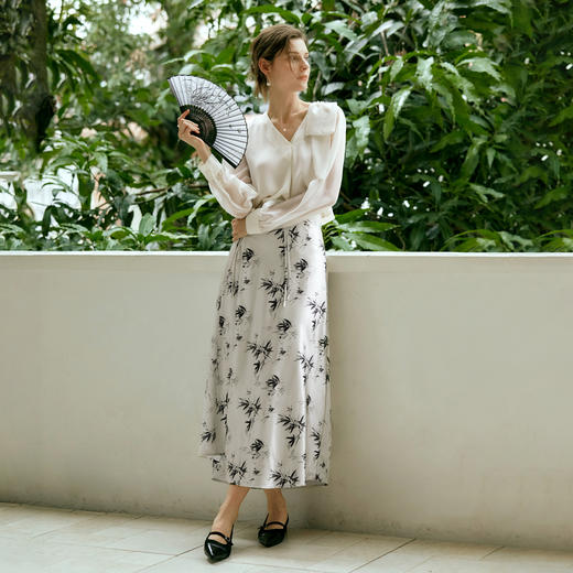 
OLrain欧芮儿新中式缎感半身裙女秋2024新款复古高腰气质国风裙子 商品图1