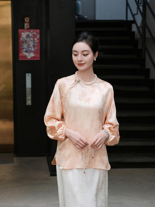 盛唐牡丹 |香槟色蝶恋花冠乐绉斜襟女上衣 商品图7