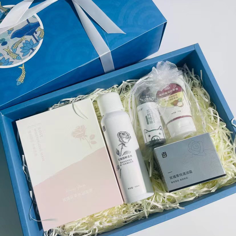 玫瑰主题限定悦人悦己伴手礼：玫瑰花瓣洁面晶 玫瑰果油 150ml玫瑰园鲜活水 50g玫瑰菁纯霜 5片玫瑰花萃面膜 手护组合两件套（椰奶护手霜和茶树手消）：纯原料级鲜活玫瑰香氛主打，还可组合其他心悦组合