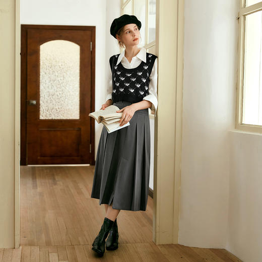 OLrain欧芮儿法式黑色短款马甲女早秋2024年新款休闲减龄爱心上衣 商品图4