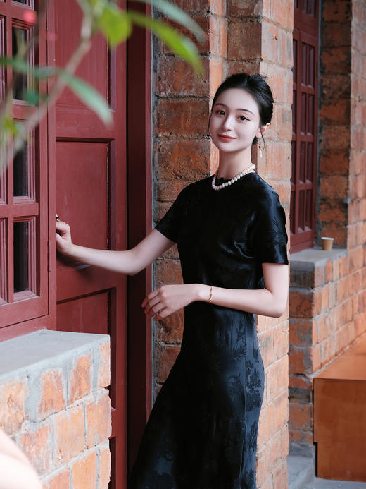 盛唐牡丹 |黑色梅兰竹菊冠乐绉短袖旗袍裙 商品图1