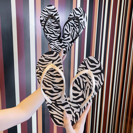 【特惠13.9/双！高级感人字拖】优质的鞋面材质，能减少脚趾的摩擦，防滑且耐磨！轻便利于行走，简约户外穿，海边沙滩凉拖鞋L 商品图3