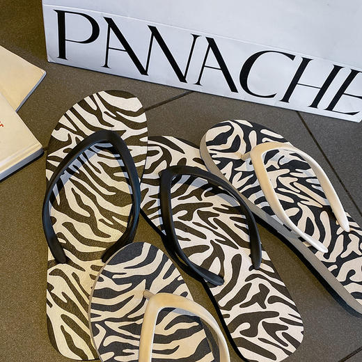 【特惠13.9/双！高级感人字拖】优质的鞋面材质，能减少脚趾的摩擦，防滑且耐磨！轻便利于行走，简约户外穿，海边沙滩凉拖鞋L 商品图1