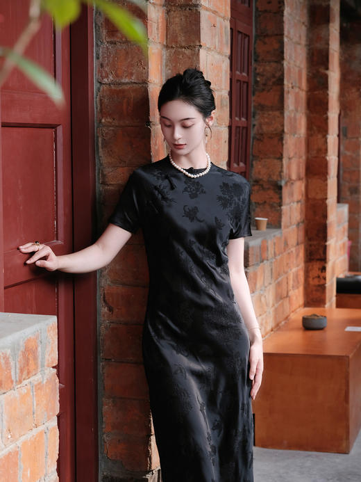 盛唐牡丹 |黑色梅兰竹菊冠乐绉短袖旗袍裙 商品图0