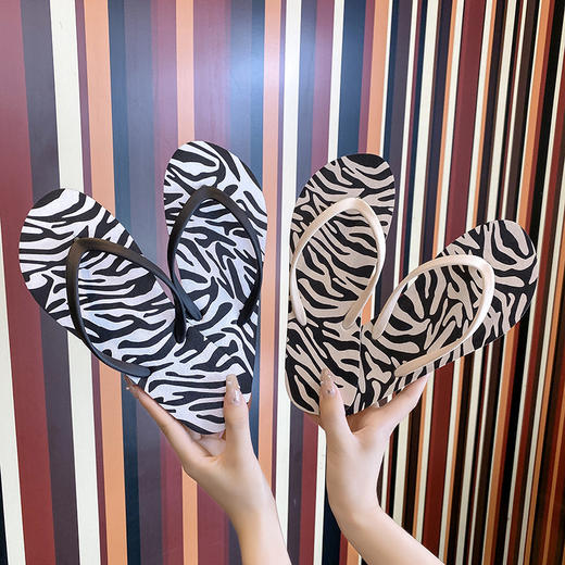 【特惠13.9/双！高级感人字拖】优质的鞋面材质，能减少脚趾的摩擦，防滑且耐磨！轻便利于行走，简约户外穿，海边沙滩凉拖鞋L 商品图2