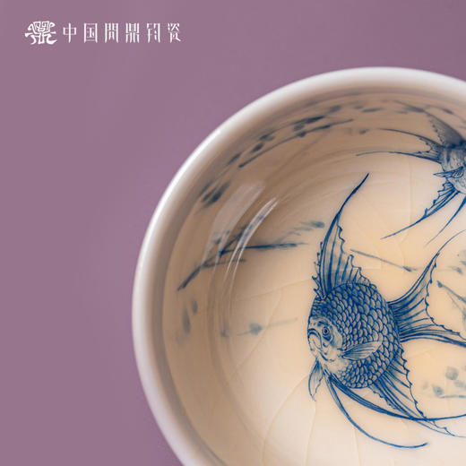 问鼎钧瓷鹅黄青花灵韵杯（海鱼图） 商品图3