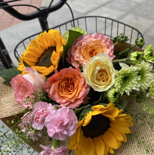 【感夏时光】向日葵2支➕爱沙1支➕自由精灵2支➕奶油杯1支➕粉色多丁1支➕布鲁诺绿雏菊1支➕随机新鲜配叶 商品图0